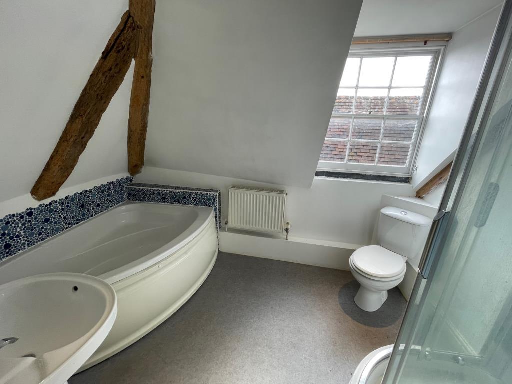 Lot: 90 - VACANT TOP FLOOR FLAT WITH VIEWS OVER SURROUNDING AREA - bathroom and shower room